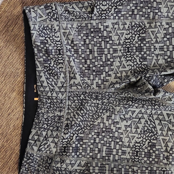 Lucy Black Geometric Print Leggings XL - Picture 2 of 13